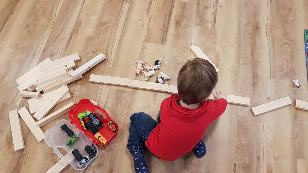 Kinder spielt mit Holz