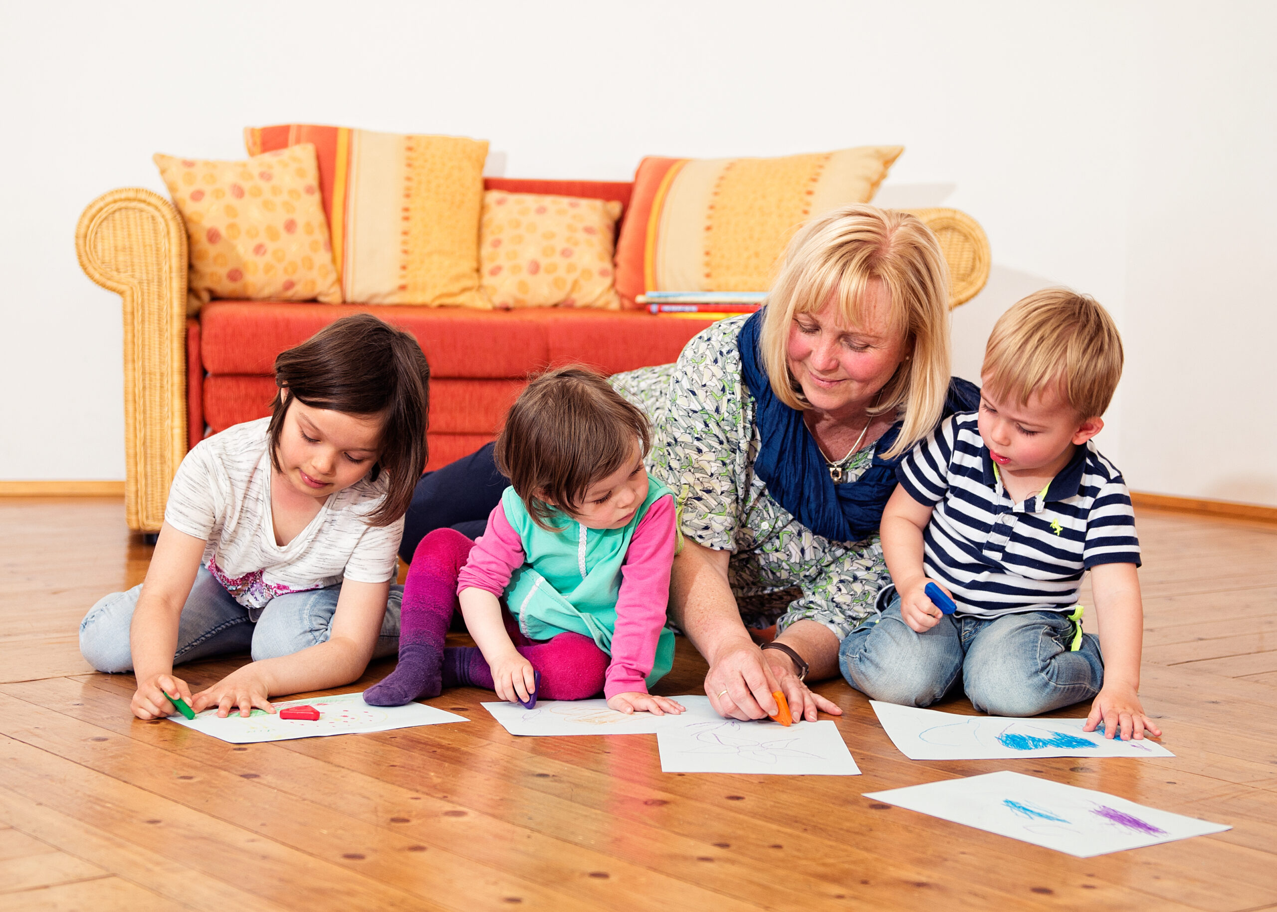 Kinder malen mit Betreuerin