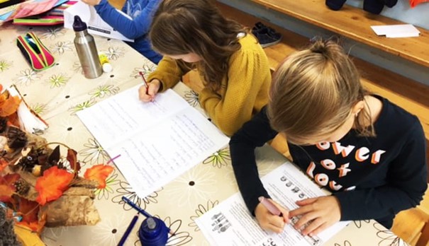 Kinder lernen und schreiben