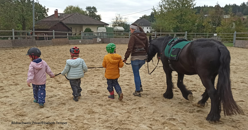 Kinder mit Pferd an der Leine